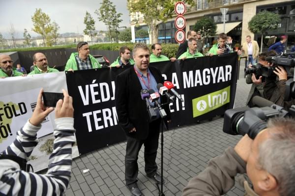 Sallai R. Benedek LMP-s országgyűlési képviselő sajtótájékoztatót tart az Országház mélygarázsának bejárata előtt a belvárosi Kossuth téren 2015. október 5-én. A helyszínen a párt aktivistái a földeladások ellen tiltakoztak. MTI Fotó: Kovács Attila